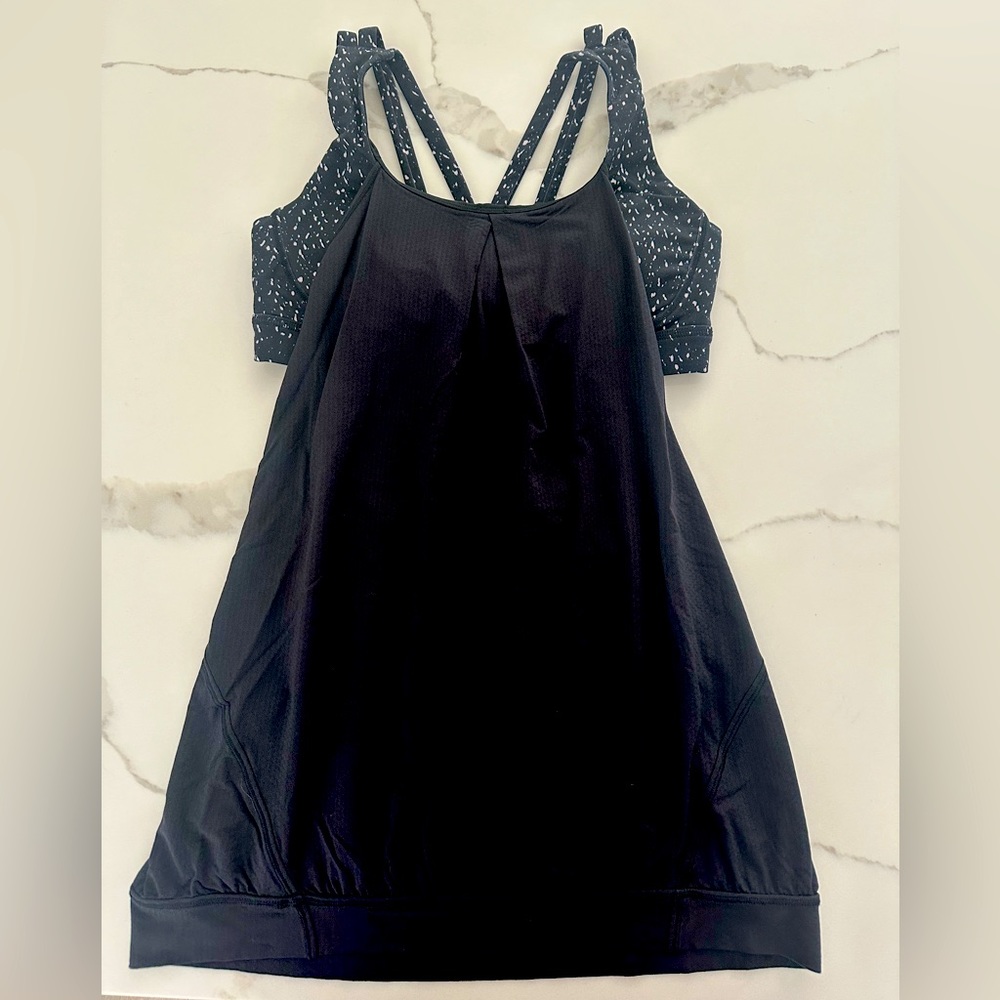Lululemon workout tank top w/ built in sports bra. Size 8